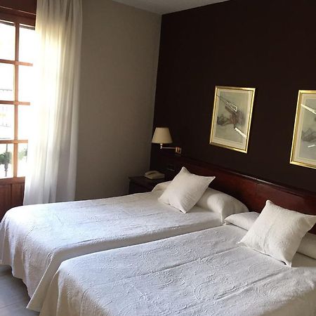Hostal Santa Maria Cacabelos  Bagian luar foto