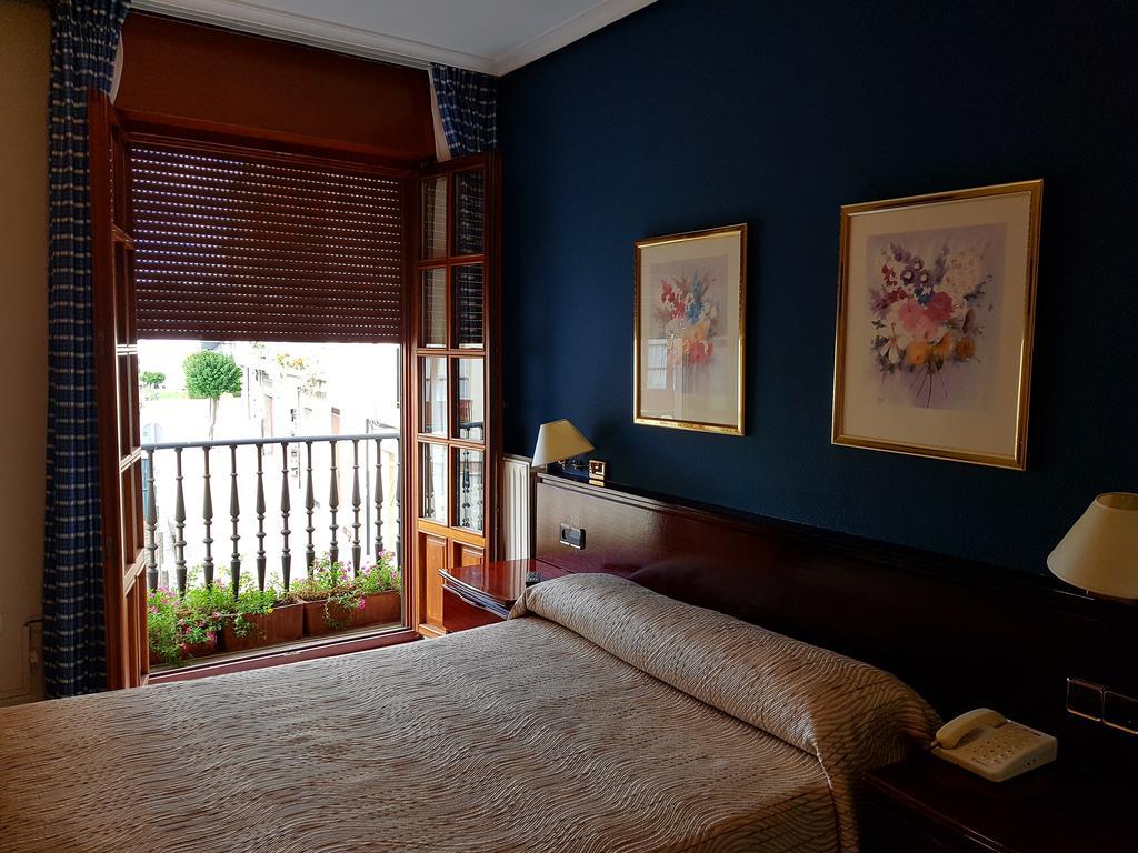 Hostal Santa Maria Cacabelos  Bagian luar foto
