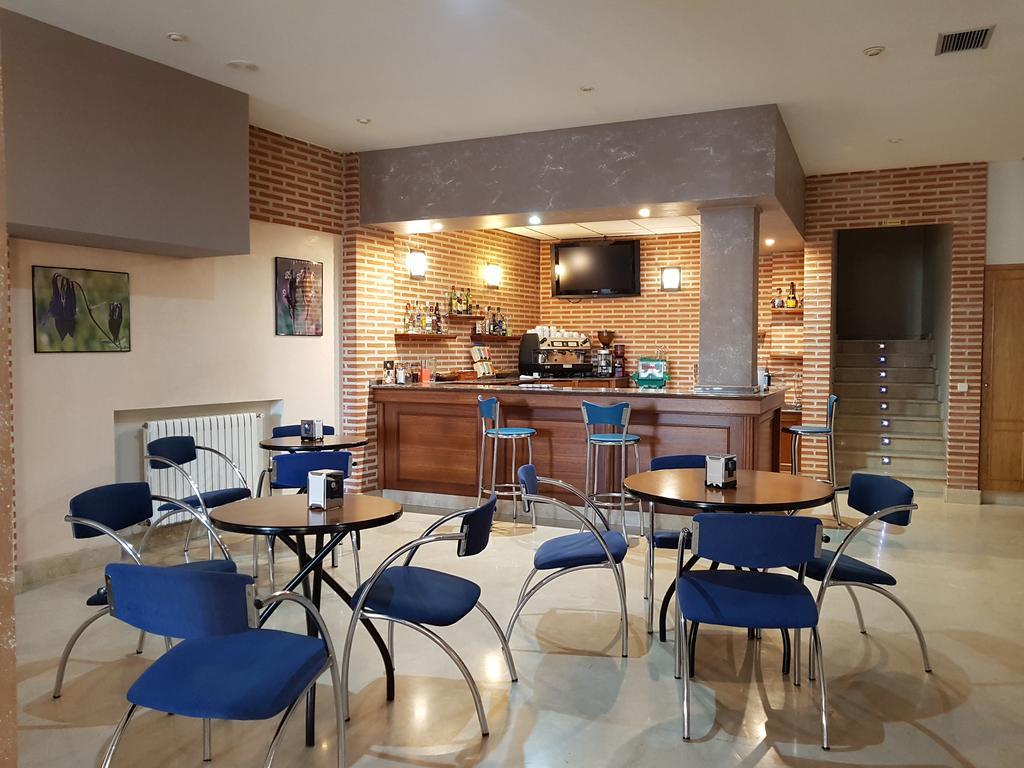 Hostal Santa Maria Cacabelos  Bagian luar foto