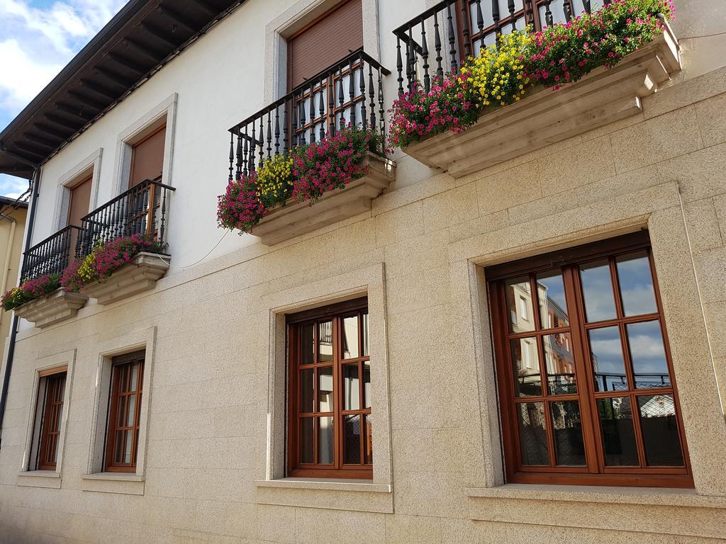 Hostal Santa Maria Cacabelos  Bagian luar foto