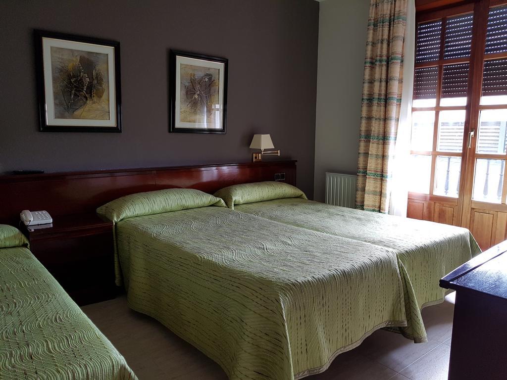 Hostal Santa Maria Cacabelos  Bagian luar foto