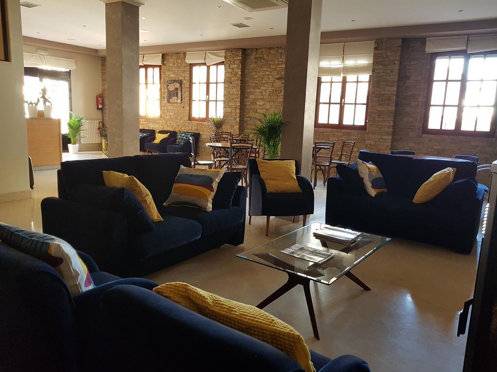 Hostal Santa Maria Cacabelos  Bagian luar foto