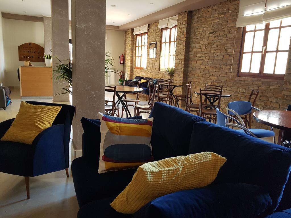 Hostal Santa Maria Cacabelos  Bagian luar foto