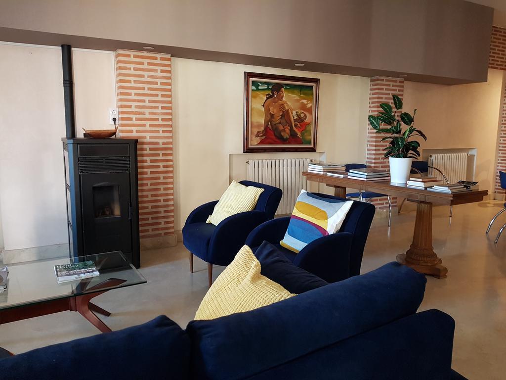 Hostal Santa Maria Cacabelos  Bagian luar foto