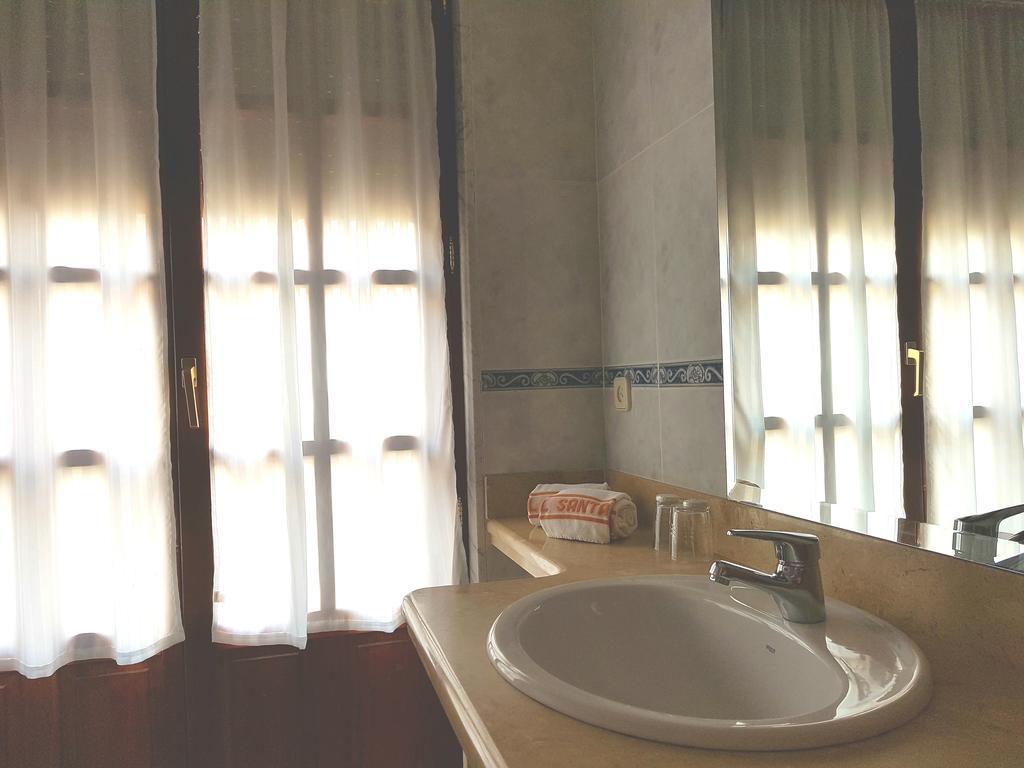 Hostal Santa Maria Cacabelos  Bagian luar foto