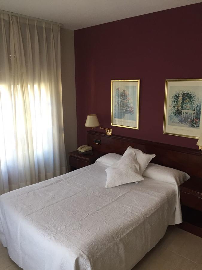 Hostal Santa Maria Cacabelos  Bagian luar foto
