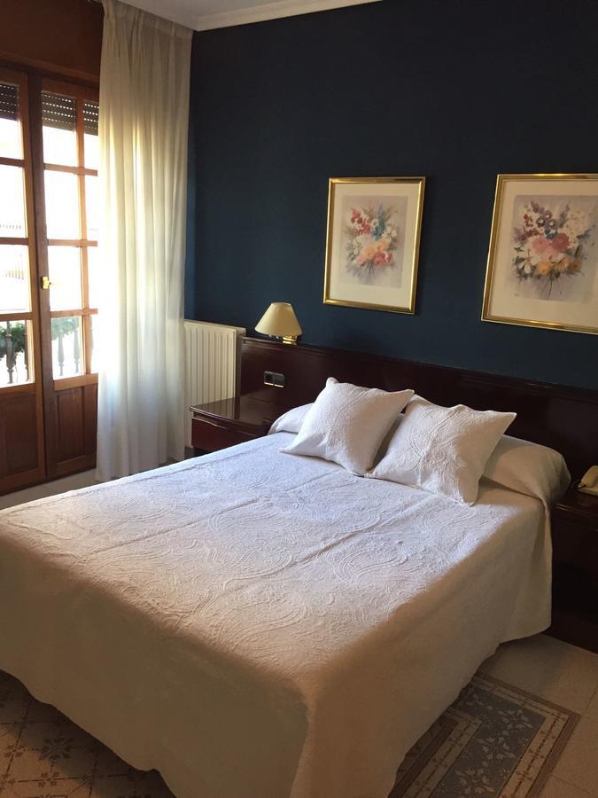 Hostal Santa Maria Cacabelos  Bagian luar foto