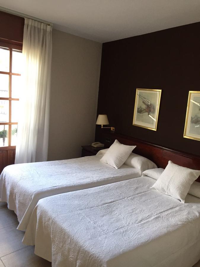 Hostal Santa Maria Cacabelos  Bagian luar foto
