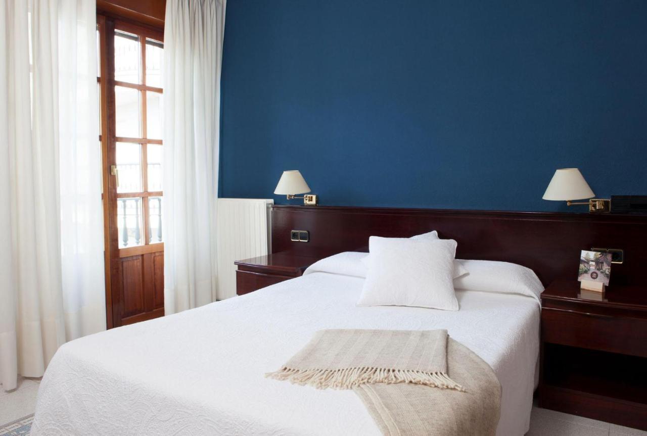 Hostal Santa Maria Cacabelos  Bagian luar foto