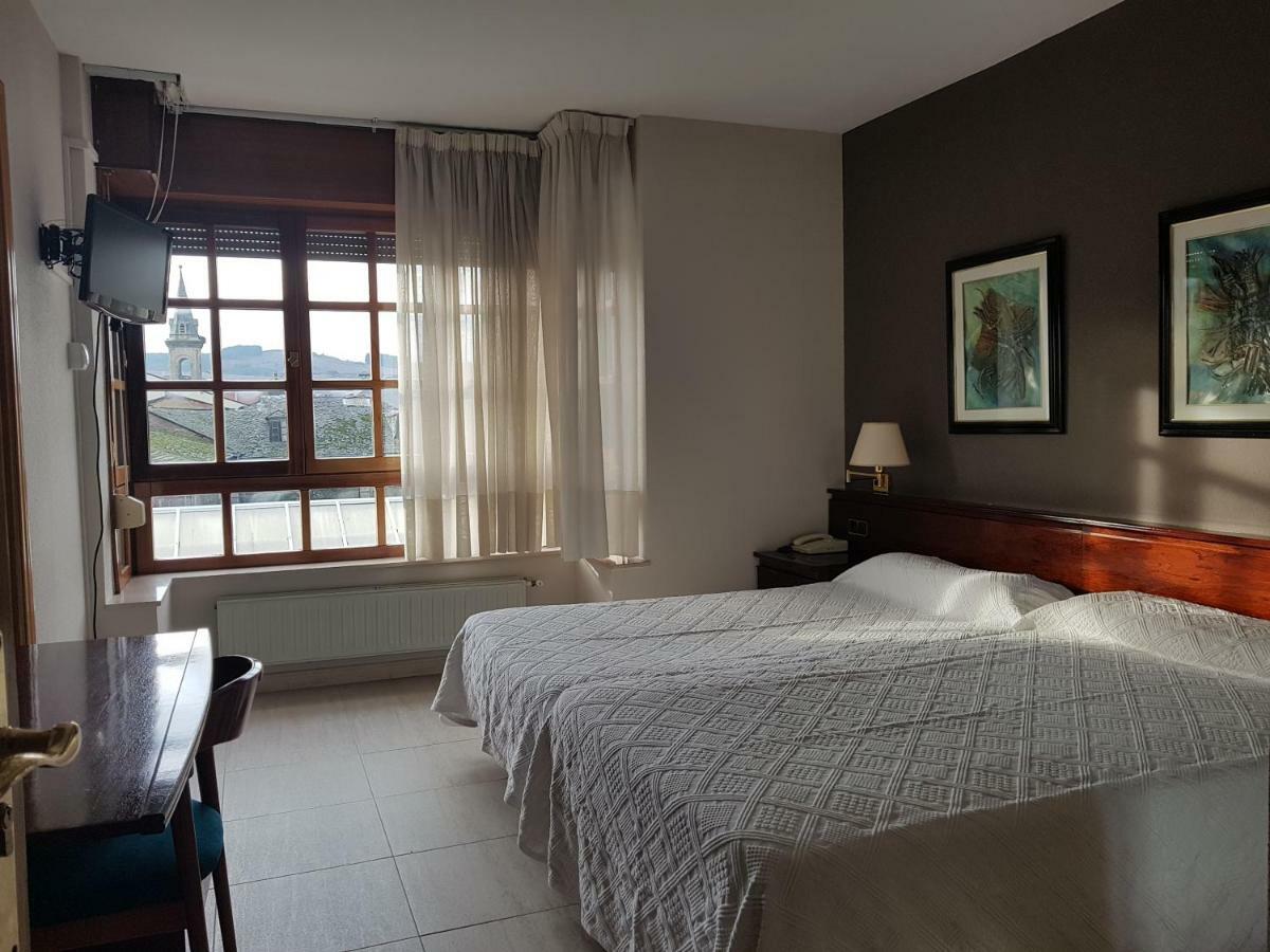 Hostal Santa Maria Cacabelos  Bagian luar foto