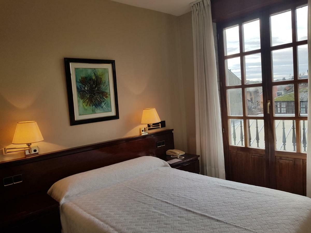 Hostal Santa Maria Cacabelos  Bagian luar foto