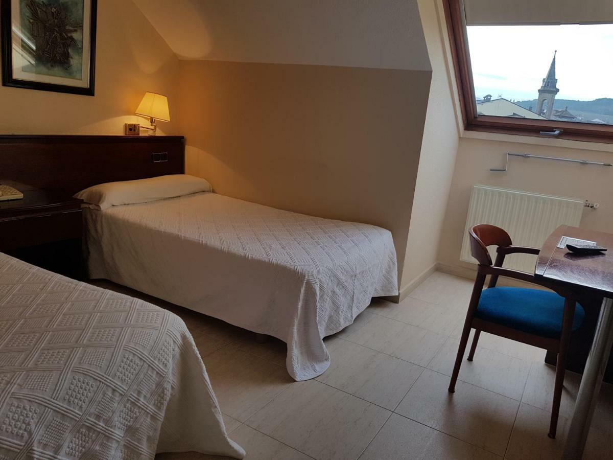 Hostal Santa Maria Cacabelos  Bagian luar foto