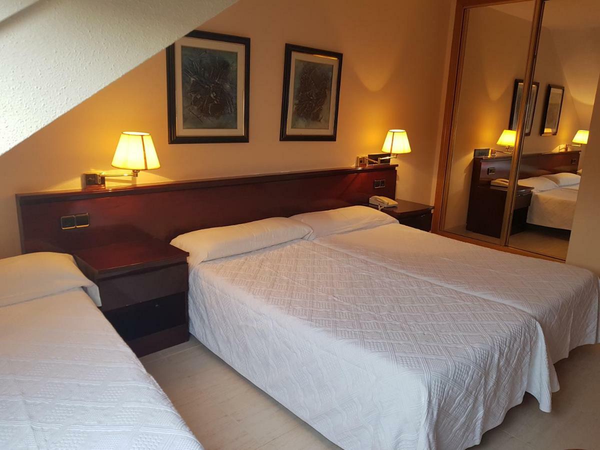 Hostal Santa Maria Cacabelos  Bagian luar foto