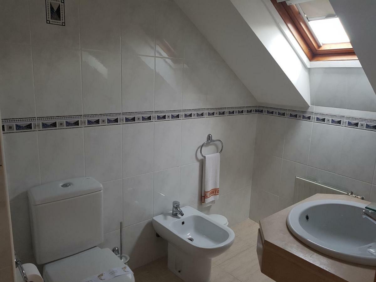 Hostal Santa Maria Cacabelos  Bagian luar foto