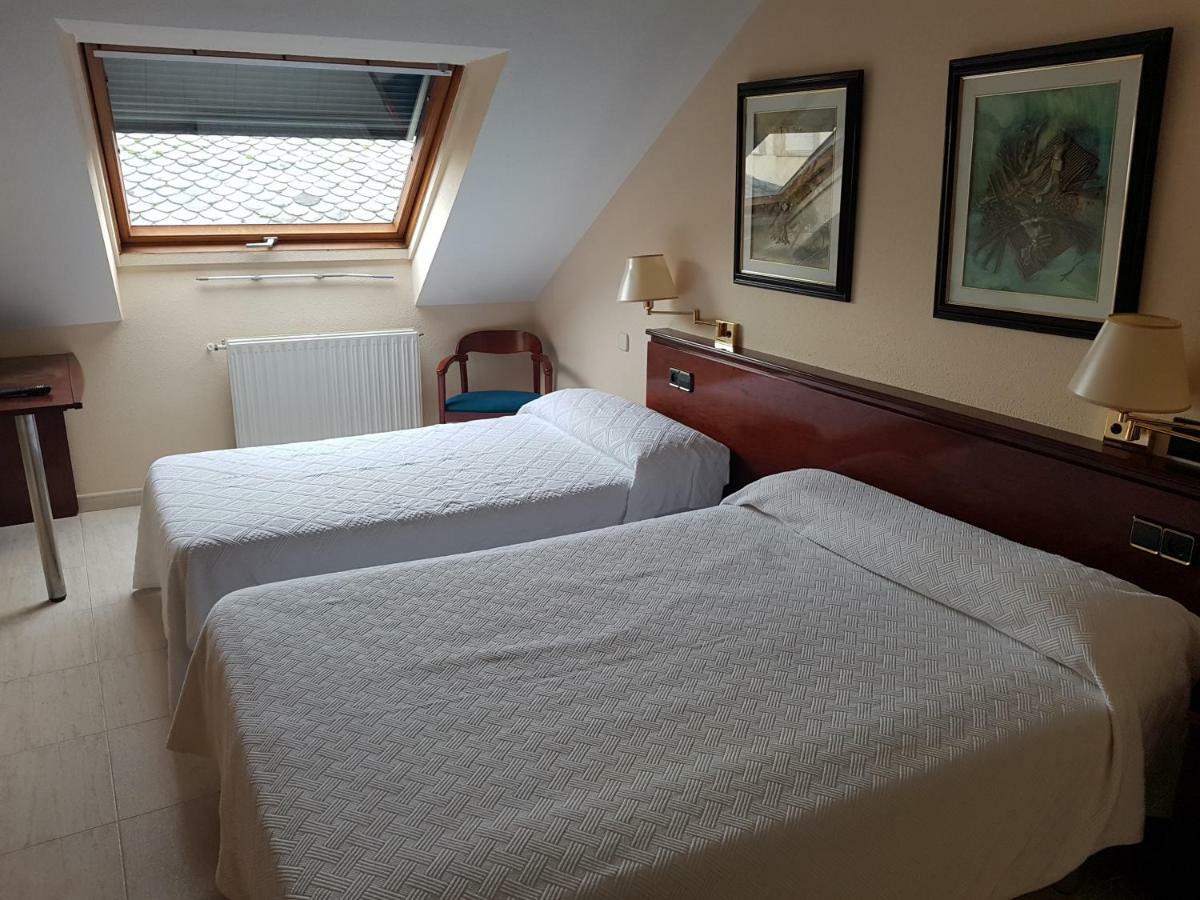 Hostal Santa Maria Cacabelos  Bagian luar foto